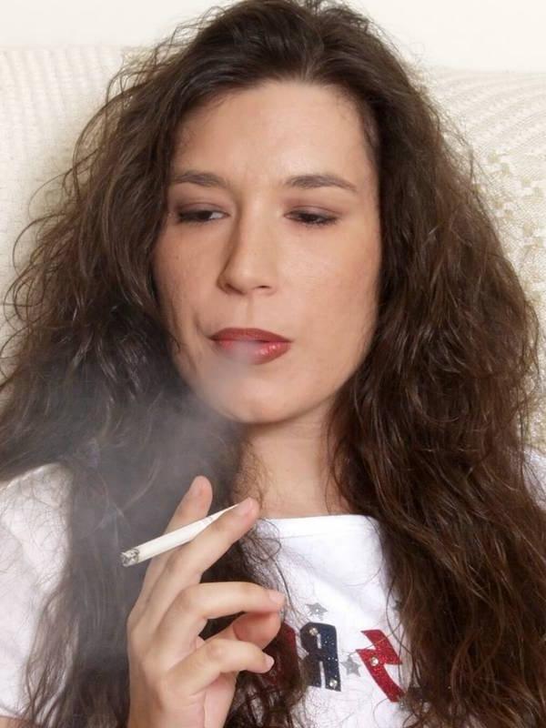 16P Mature horny smoker shows her juicy ass teasing