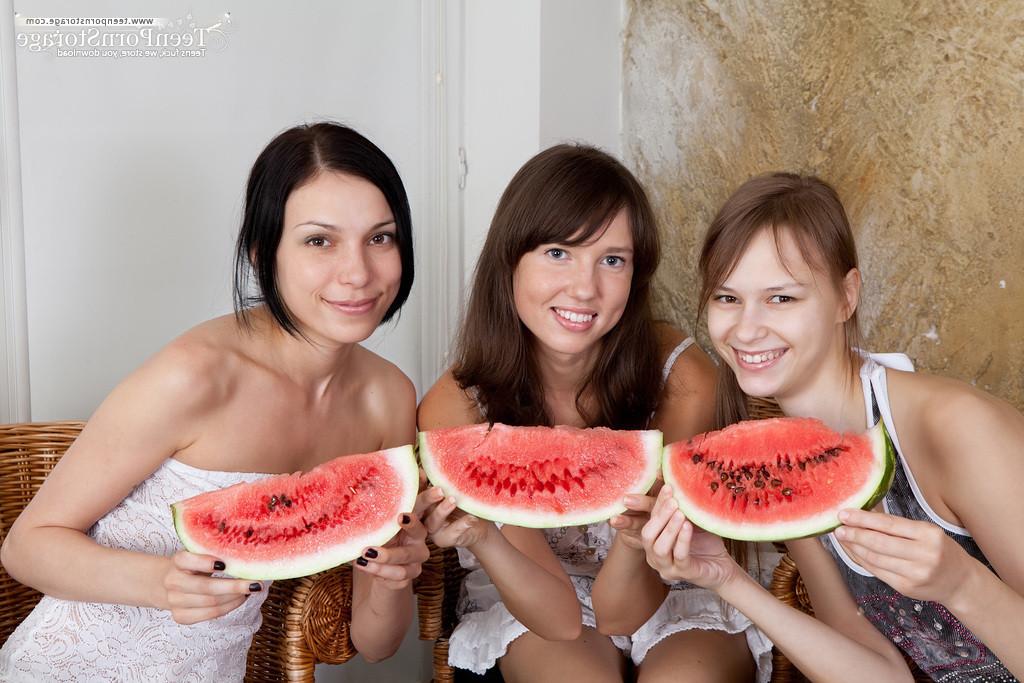 19P Juicy lesbian party