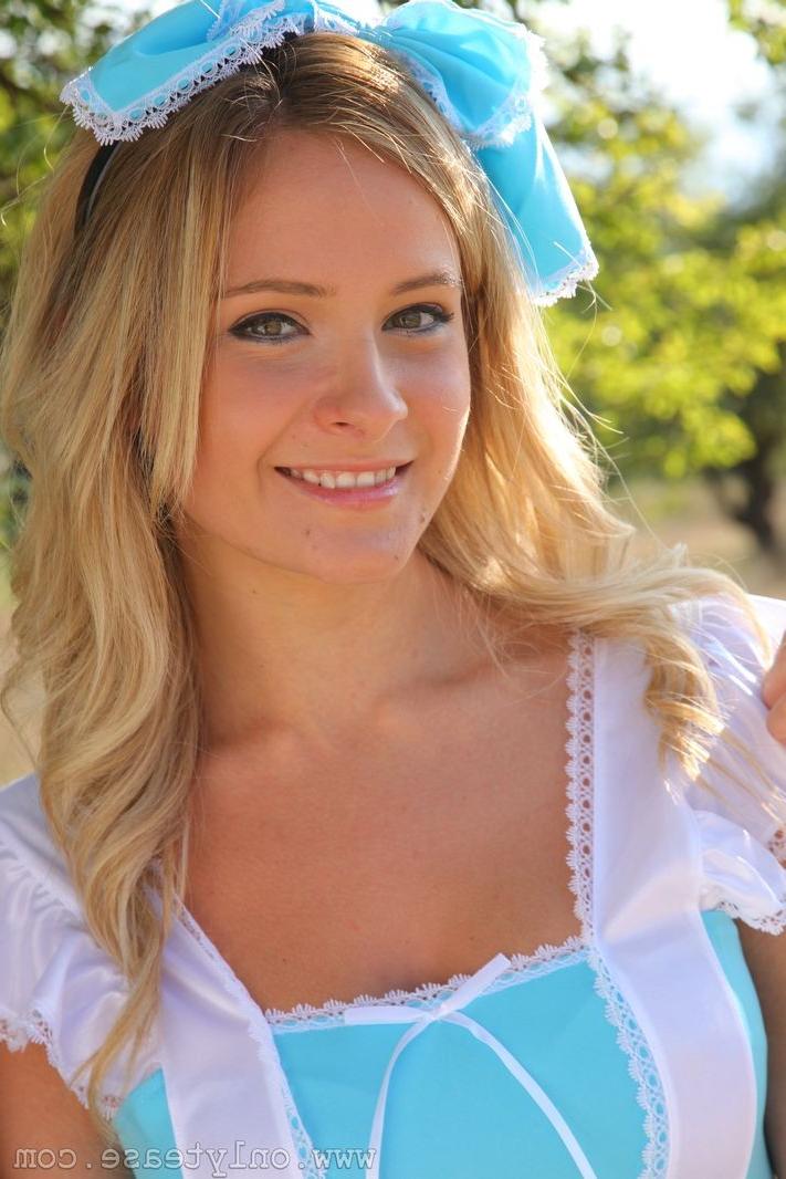16P Elle will be many peoples Queen of Hearts in this outfit with kn
