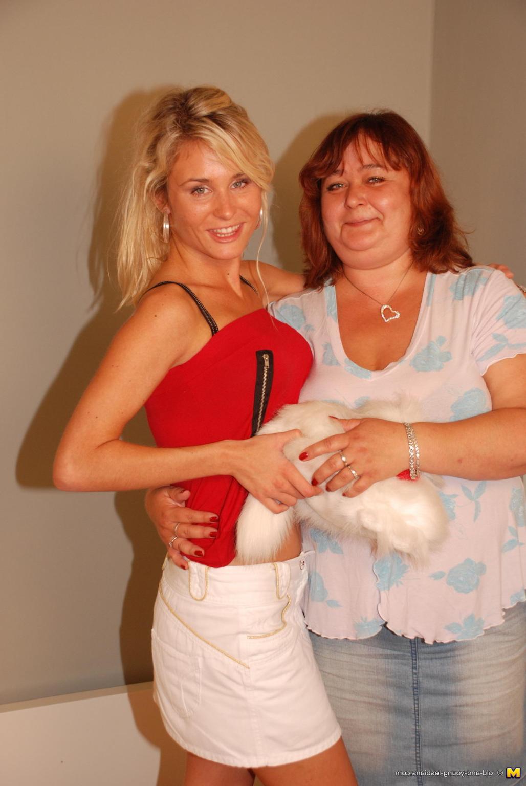 14P Hot blonde babe doing a chubby mature lesbian