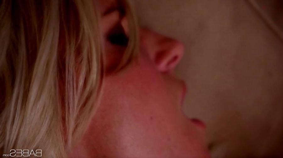 16P Sexy Nikki Lee gets naked and rubs her moist cunt
