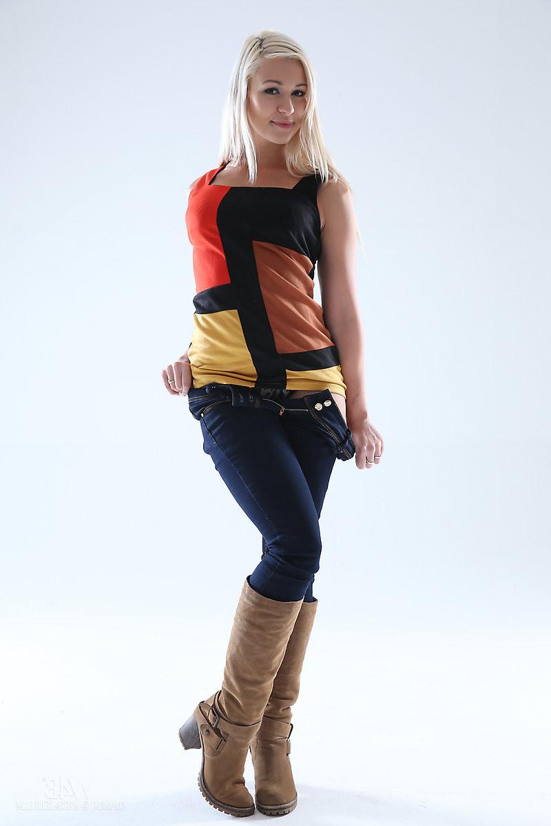14P Tracy Lindsay stripping off her skin tight blue Jeans
