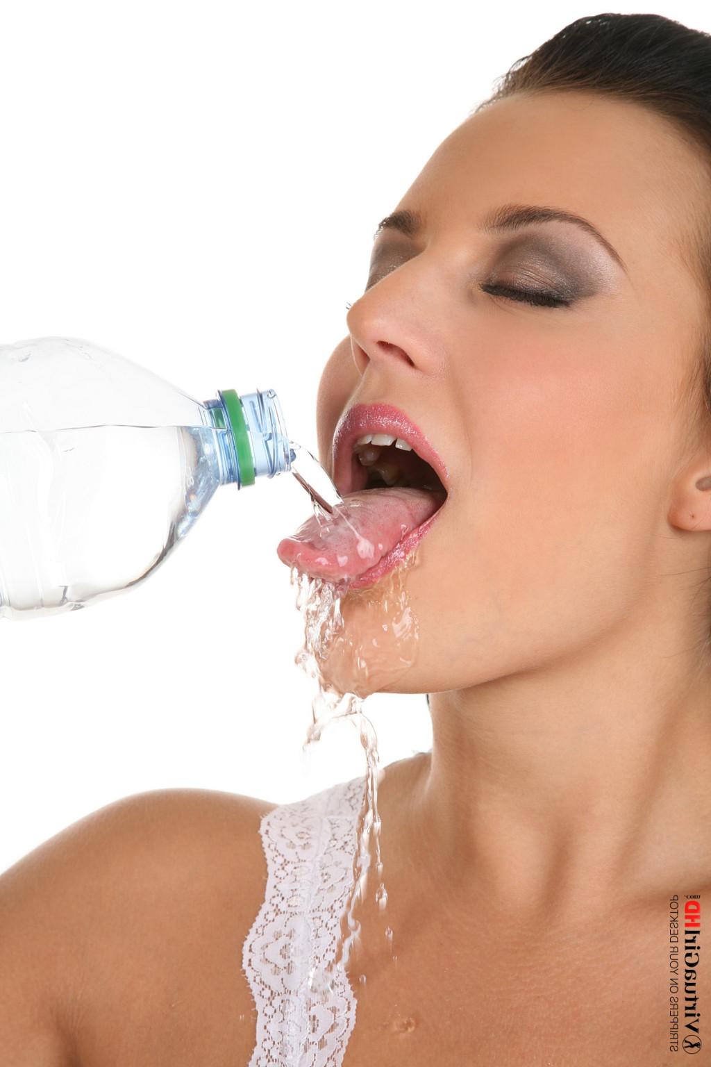 15P Carmen Croft peeling off her dripping wet TShirt
