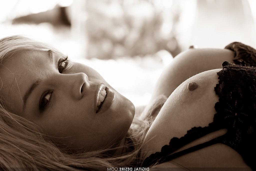 15P Black and white artistic Nudes of Pornstar Brea Lynn