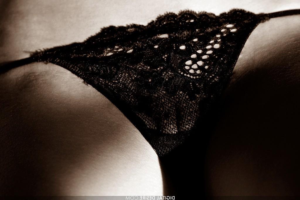 15P Black and white artistic Nudes of Pornstar Brea Lynn