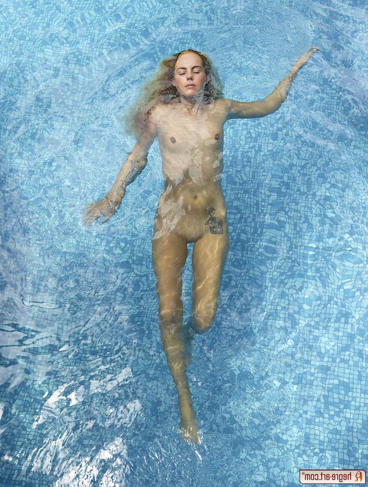 15P Gorgeous nude erotic fashion model in pool
