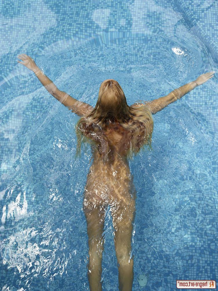 15P Gorgeous nude erotic fashion model in pool