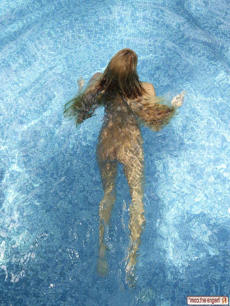 15P Gorgeous nude erotic fashion model in pool