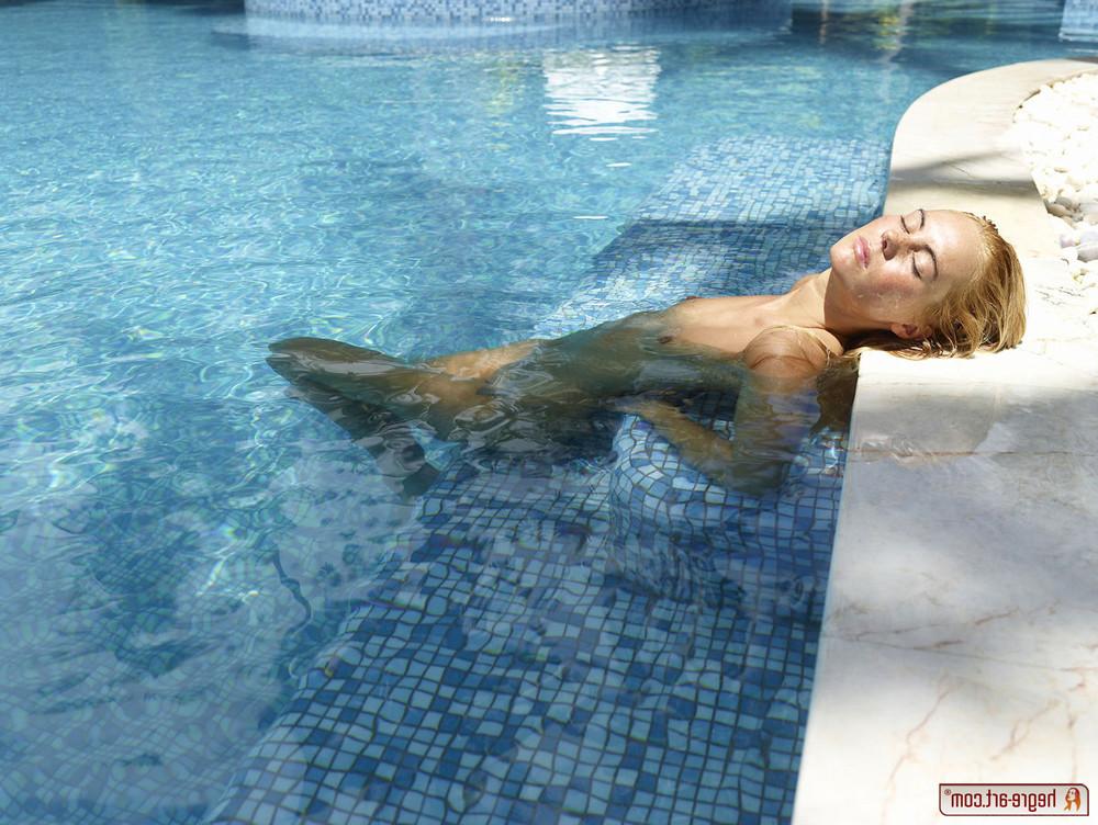 15P Gorgeous nude erotic fashion model in pool