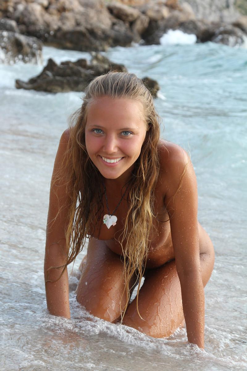 17P Gorgeous tight babe posing nude on the beach