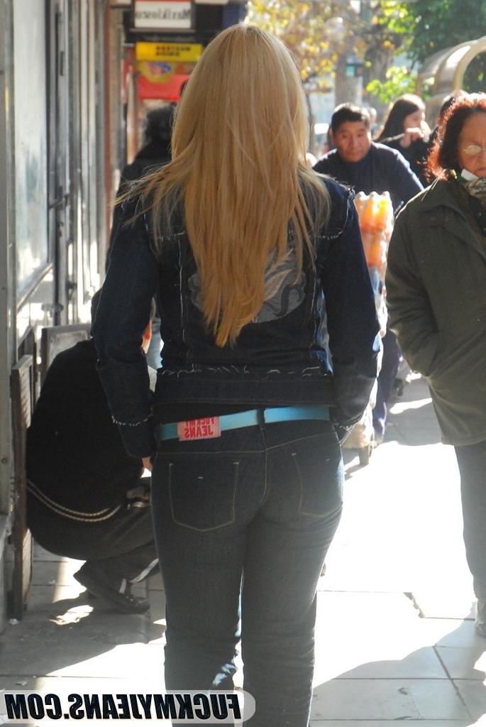 17P Curvy blonde hottie in denim jeans flashes her boobs in public