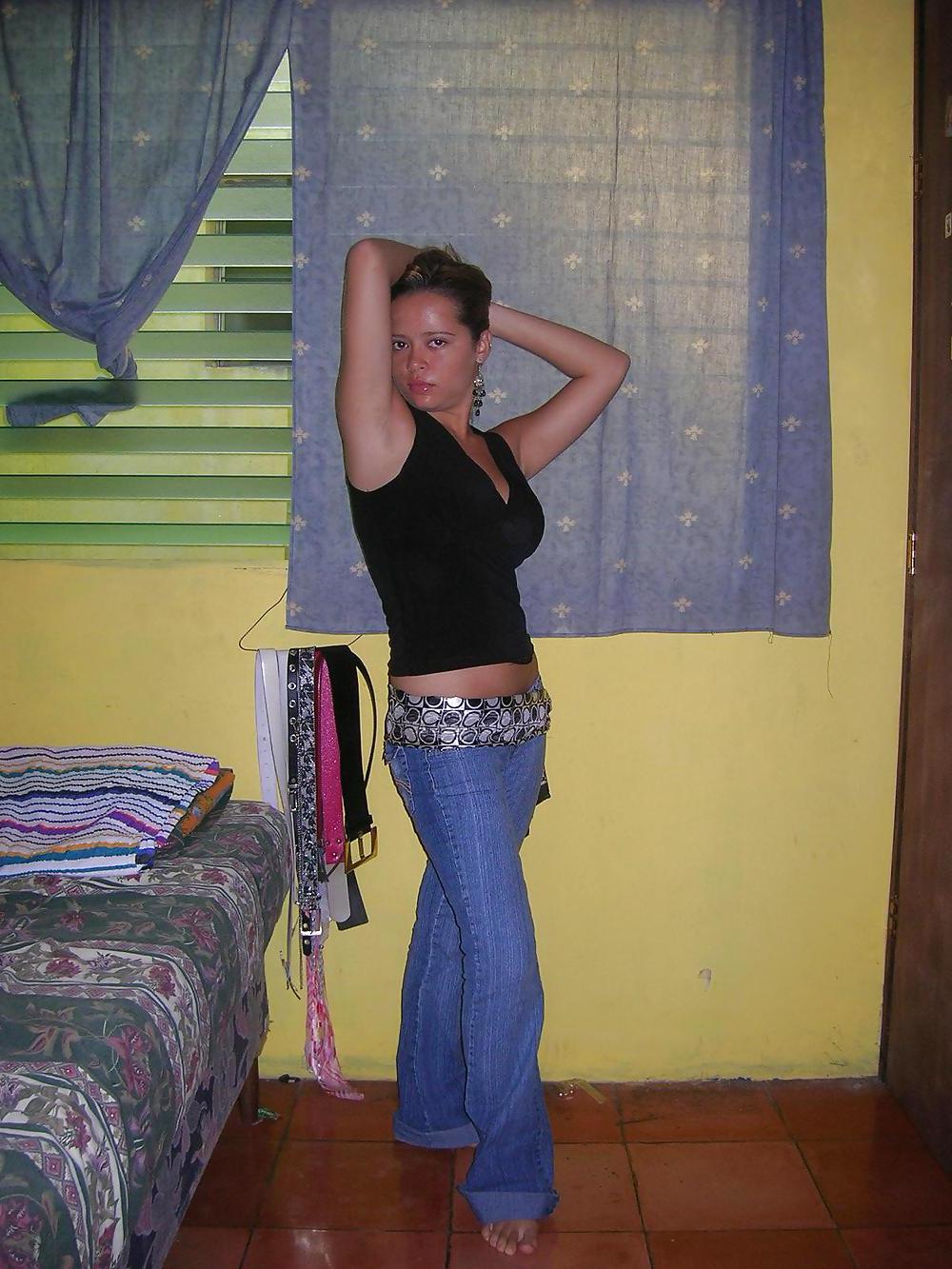 25P TEEN WITH NATURAL TITS POSING
