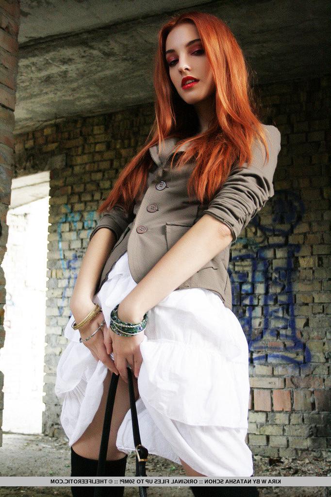 16P Nude erotic redhead babe Kira posing outdoors