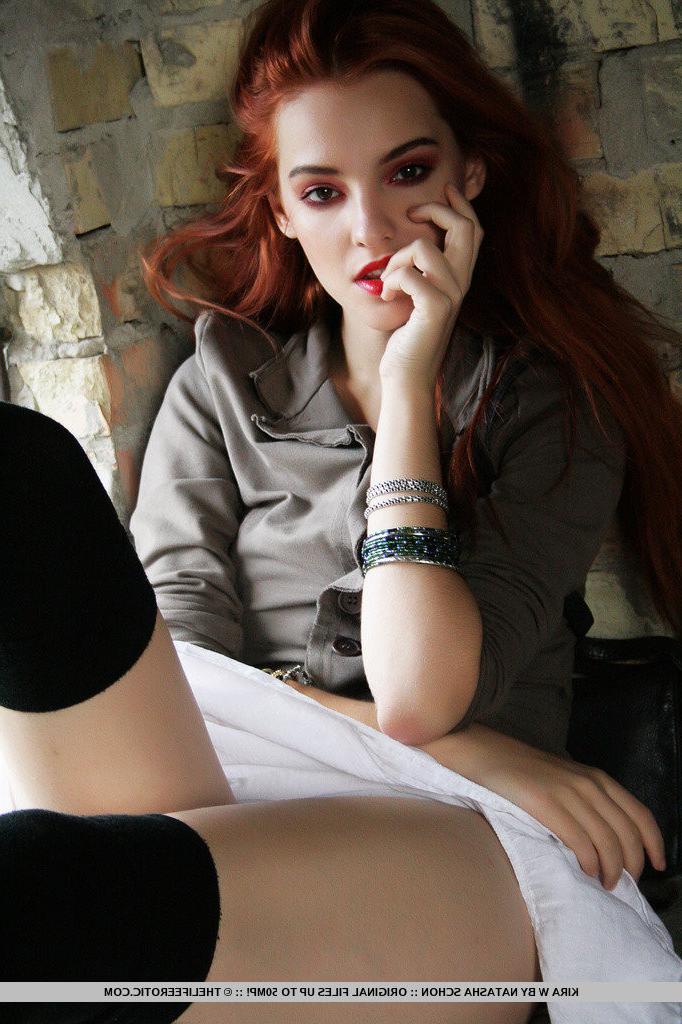 16P Nude erotic redhead babe Kira posing outdoors