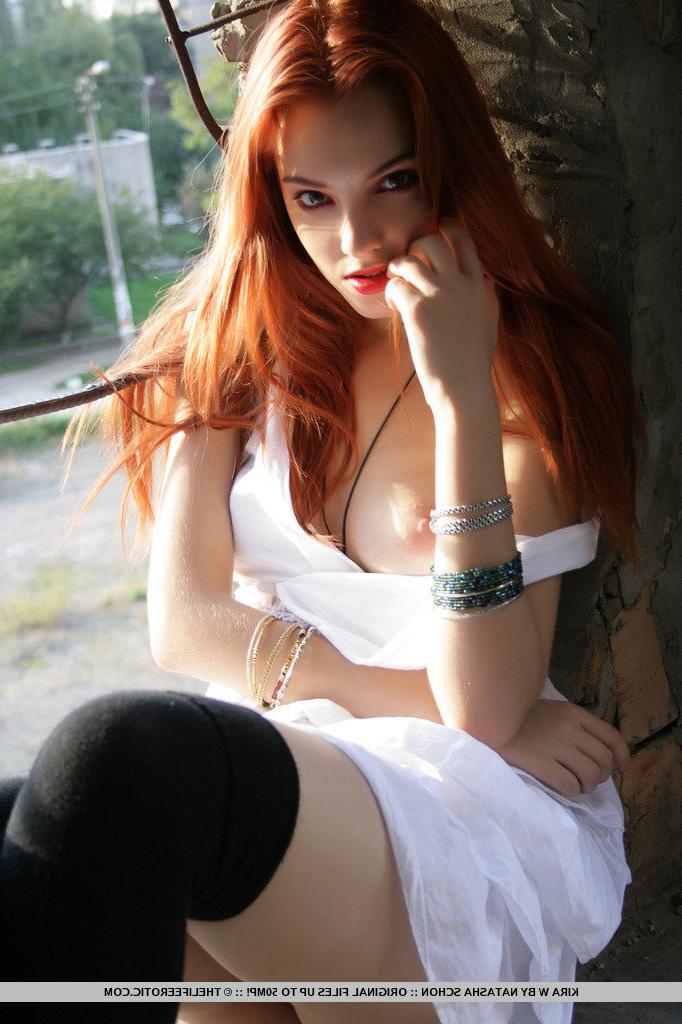 16P Nude erotic redhead babe Kira posing outdoors