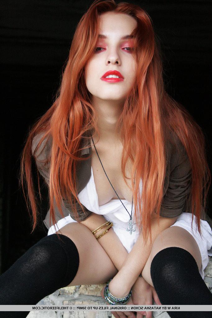 16P Nude erotic redhead babe Kira posing outdoors