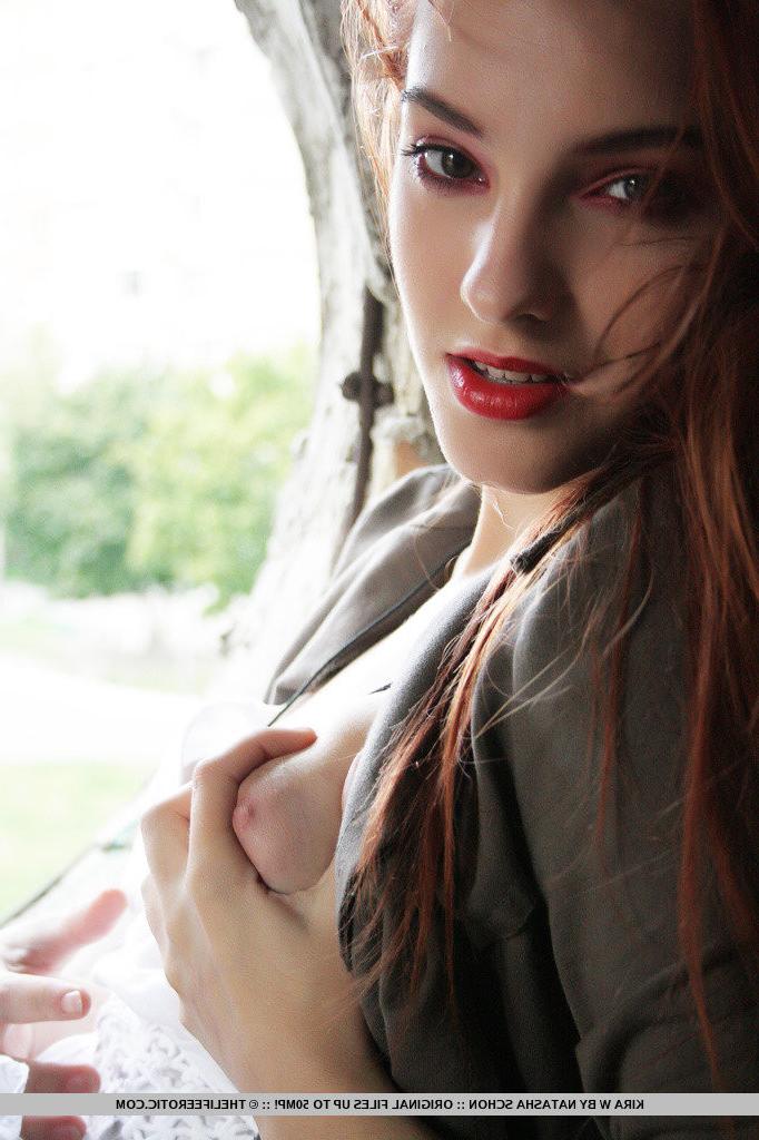 16P Nude erotic redhead babe Kira posing outdoors
