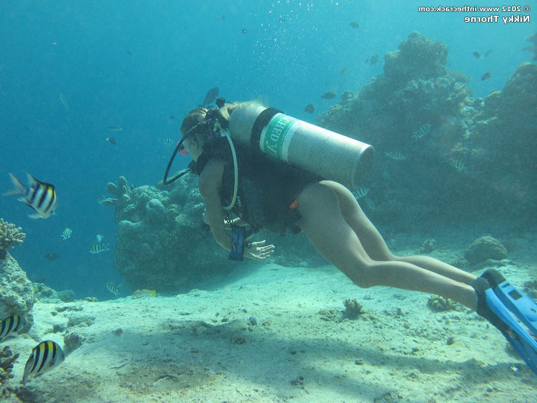 15P Nikky Thorne spreading pussy and scuba diving