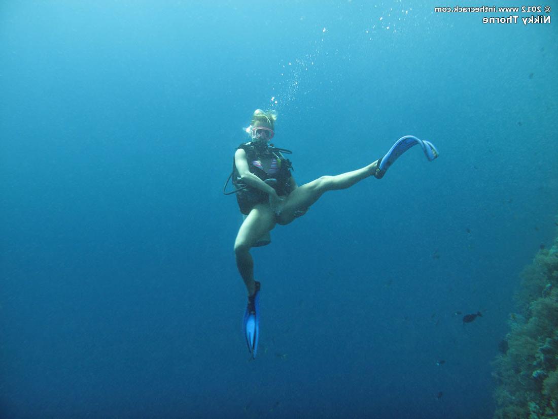 15P Nikky Thorne spreading pussy and scuba diving