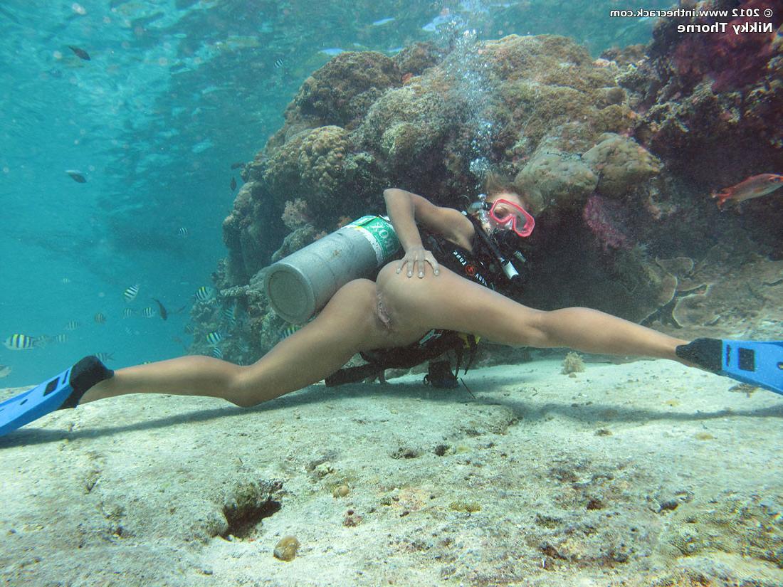 15P Nikky Thorne spreading pussy and scuba diving