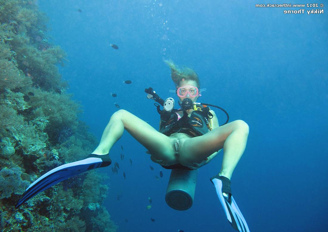 15P Nikky Thorne spreading pussy and scuba diving