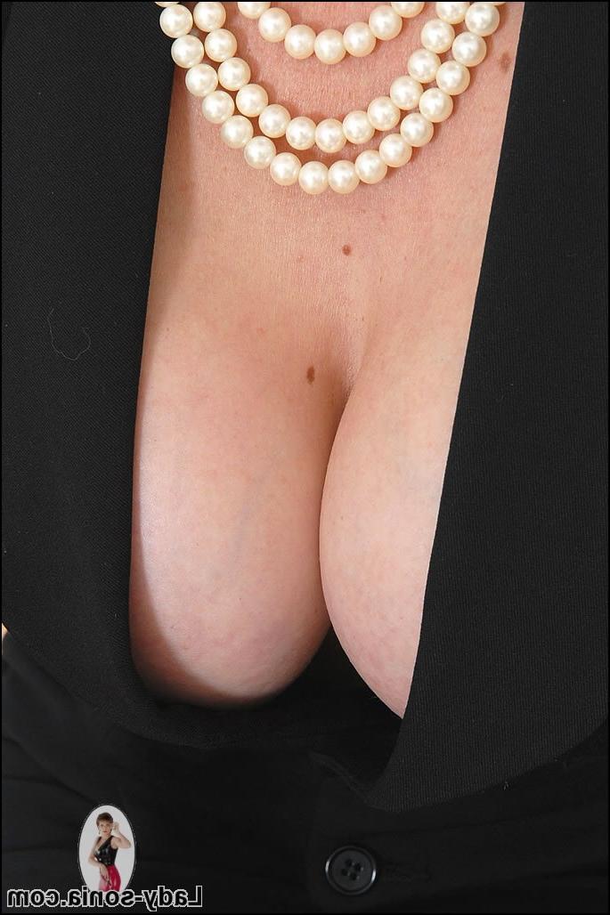 15P Cleavage and legs tease classy british mature wife