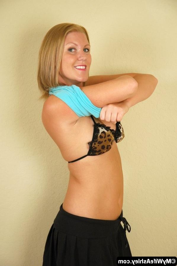 12P Ashley Edmonds Strips to Play with Pussy