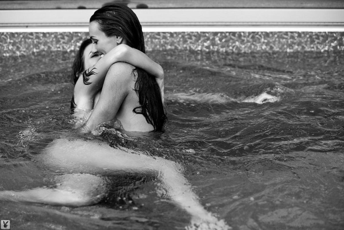 16P Naked Play Mates In The Pool