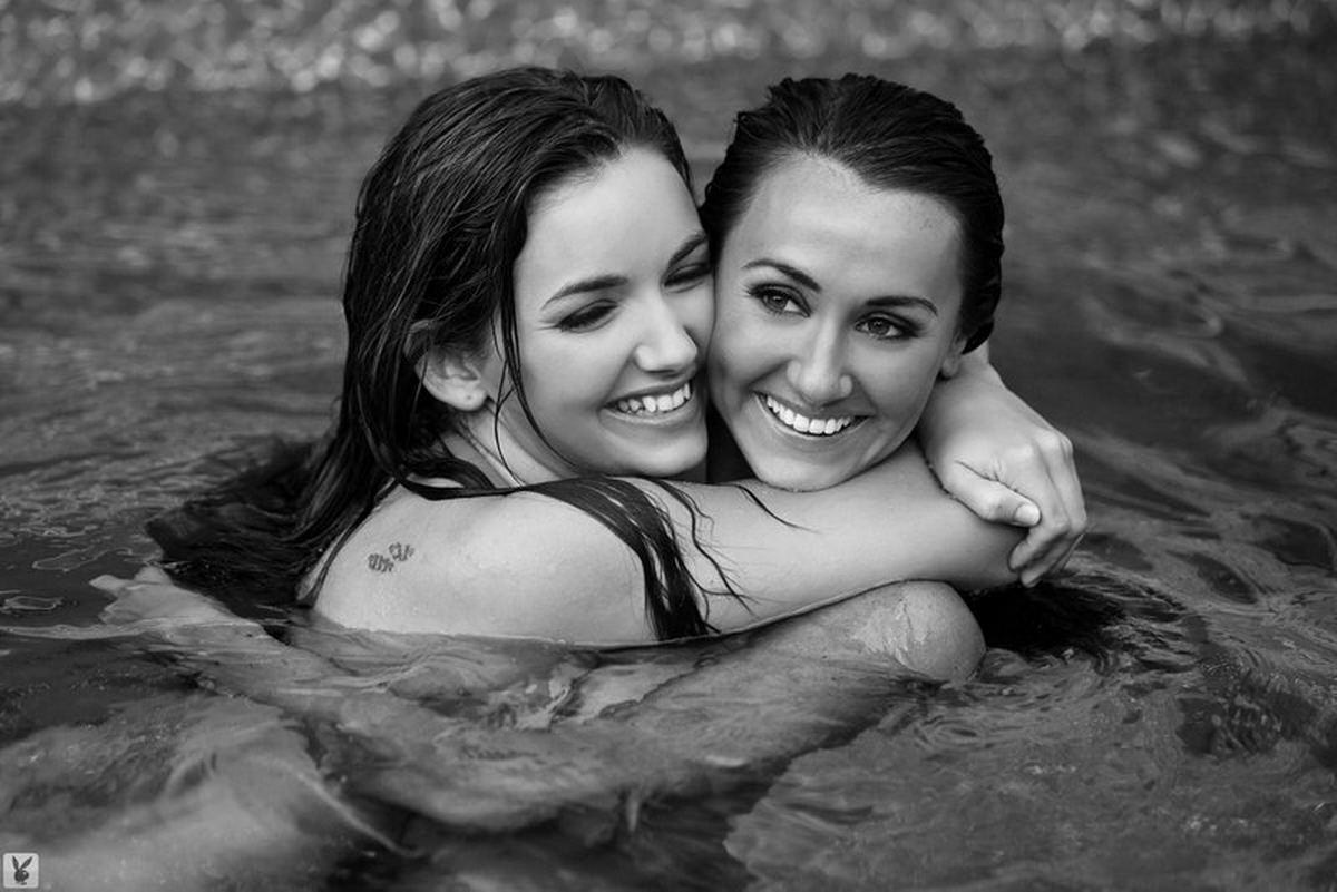 16P Naked Play Mates In The Pool