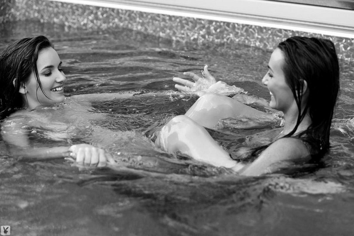 16P Naked Play Mates In The Pool