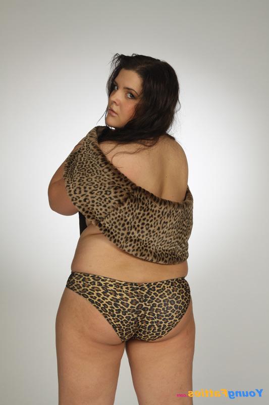 16P Plump wild kitty poses for you in revealing undies