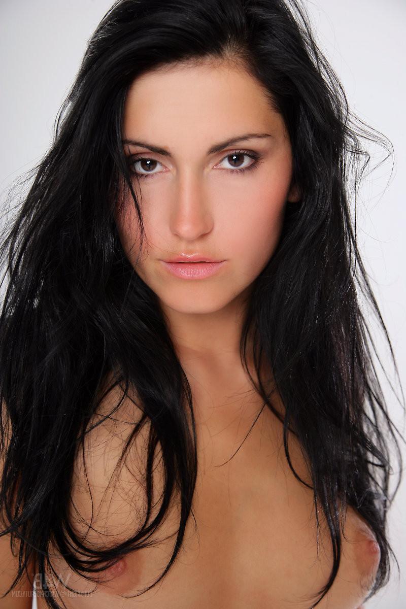 16P Erotic babe Rea Rich showing shaven wet pussy