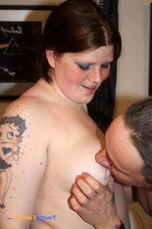 13P Tattoed fat slut getting naked and sucking a cock