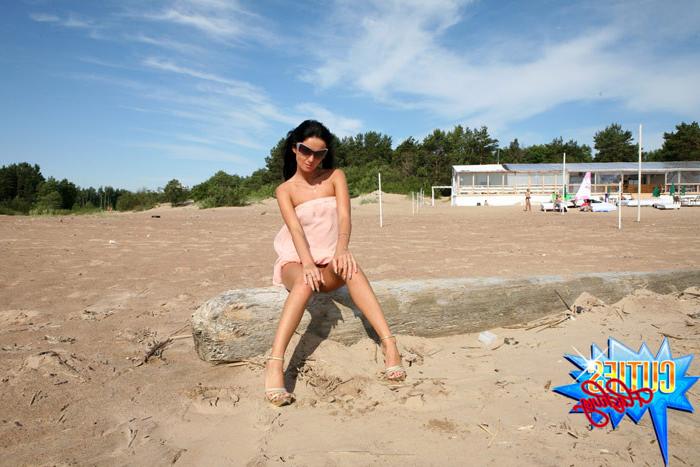 16P Sunbathers watch a nasty model posing all nude