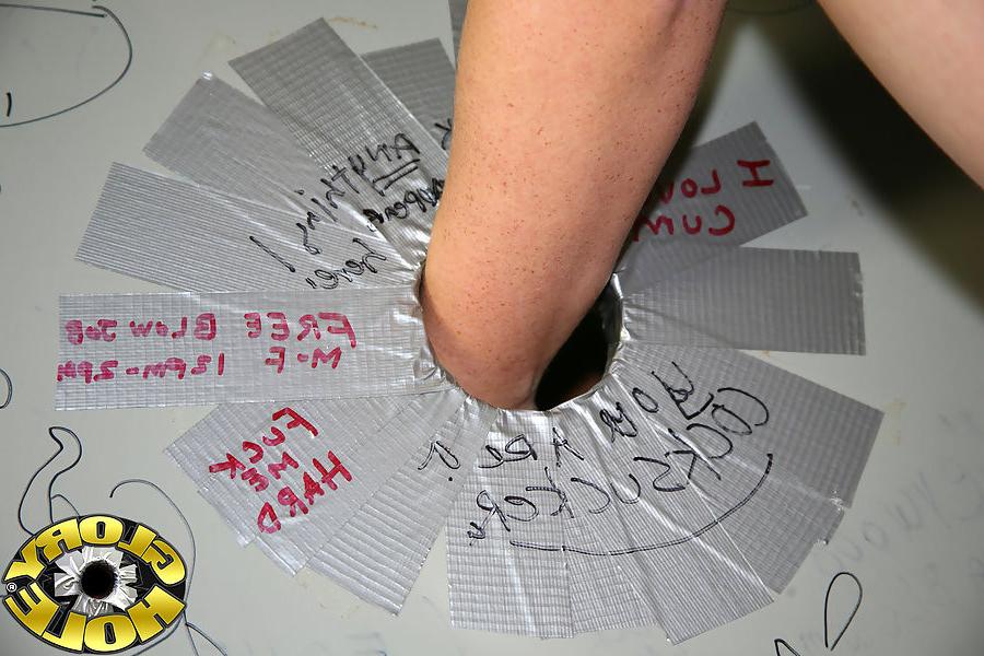 18P Natürliches, vollbusiges und behaartes Luder lutscht einen schwarzen Gloryhole-Schwanz
