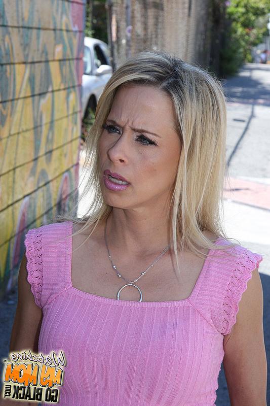15P Experienced MILF Peyton Leigh gets her pussy rammed by black cock