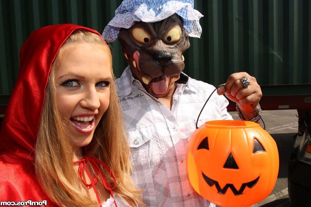 16P Laci Laine plays little red riding cock