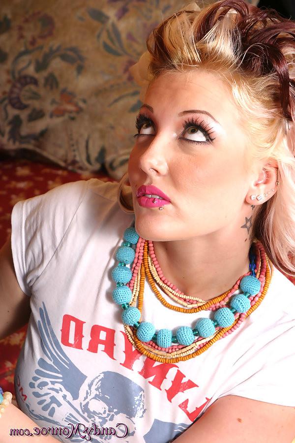 20P Candy Monroe wird von einem Schwarzen vor den Augen ihrer Freundin genagelt
