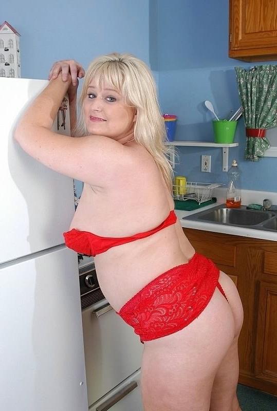 16P Fat mature housewife Lizzy Liques masturbating in kitchen