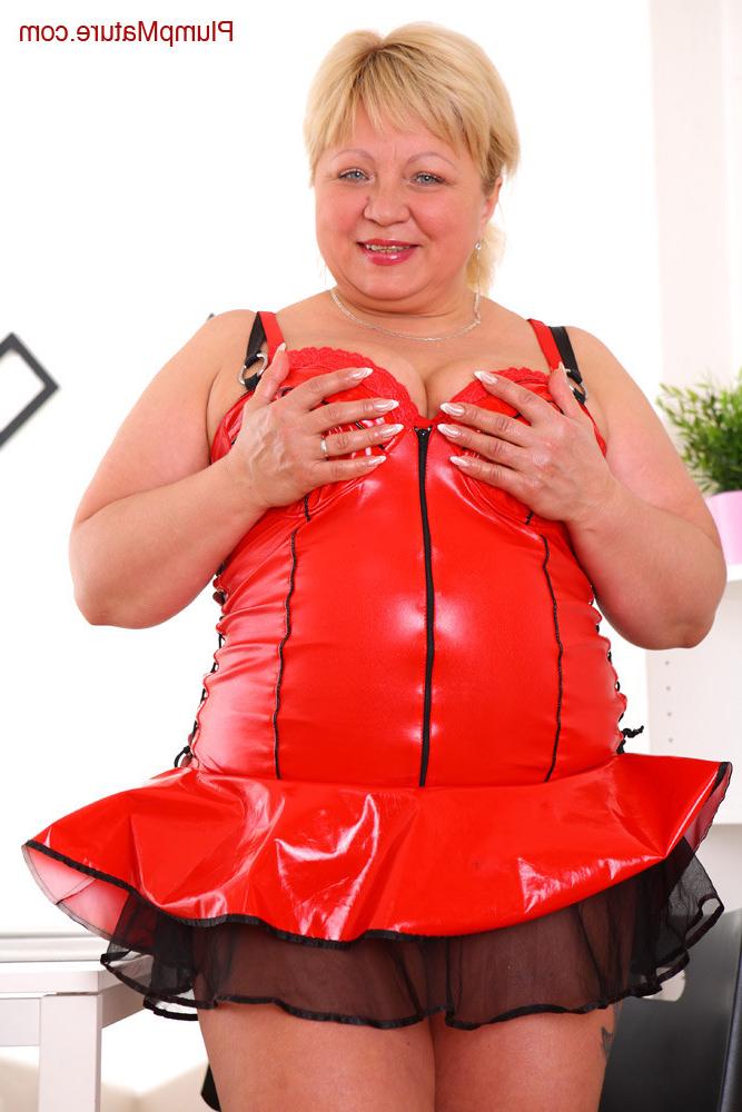 16P Chunky plumper sliding out of her leather outfit