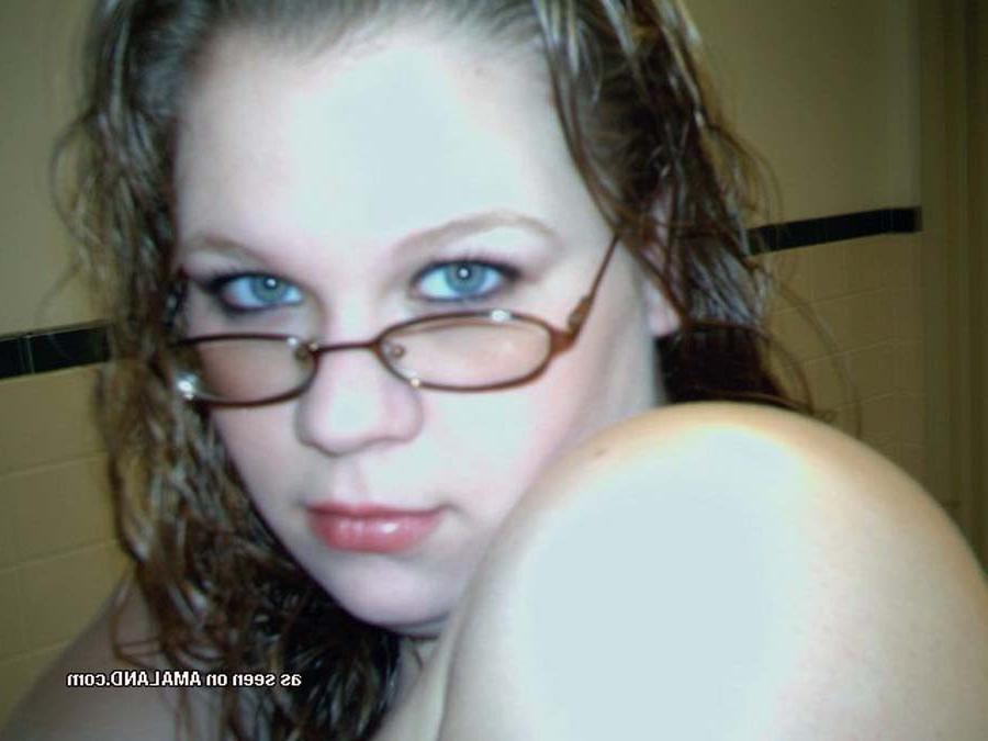 16P Pictures of an amateur chubby camwhoring babe