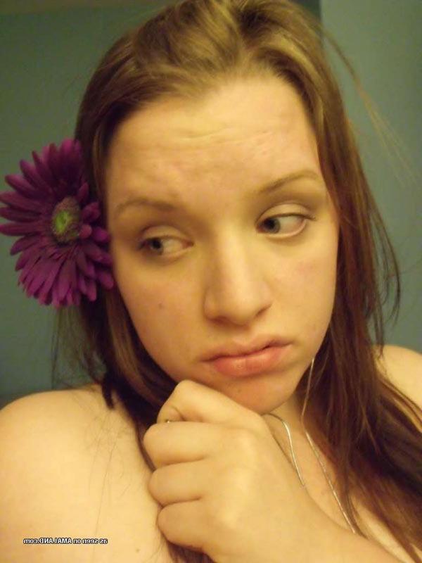 16P Naked thick chick shows off her naked body