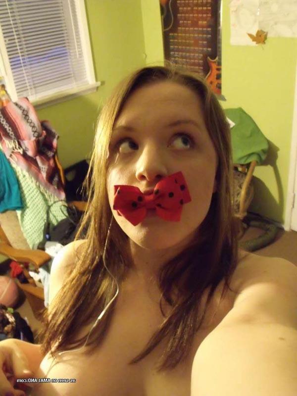 16P Naked thick chick shows off her naked body
