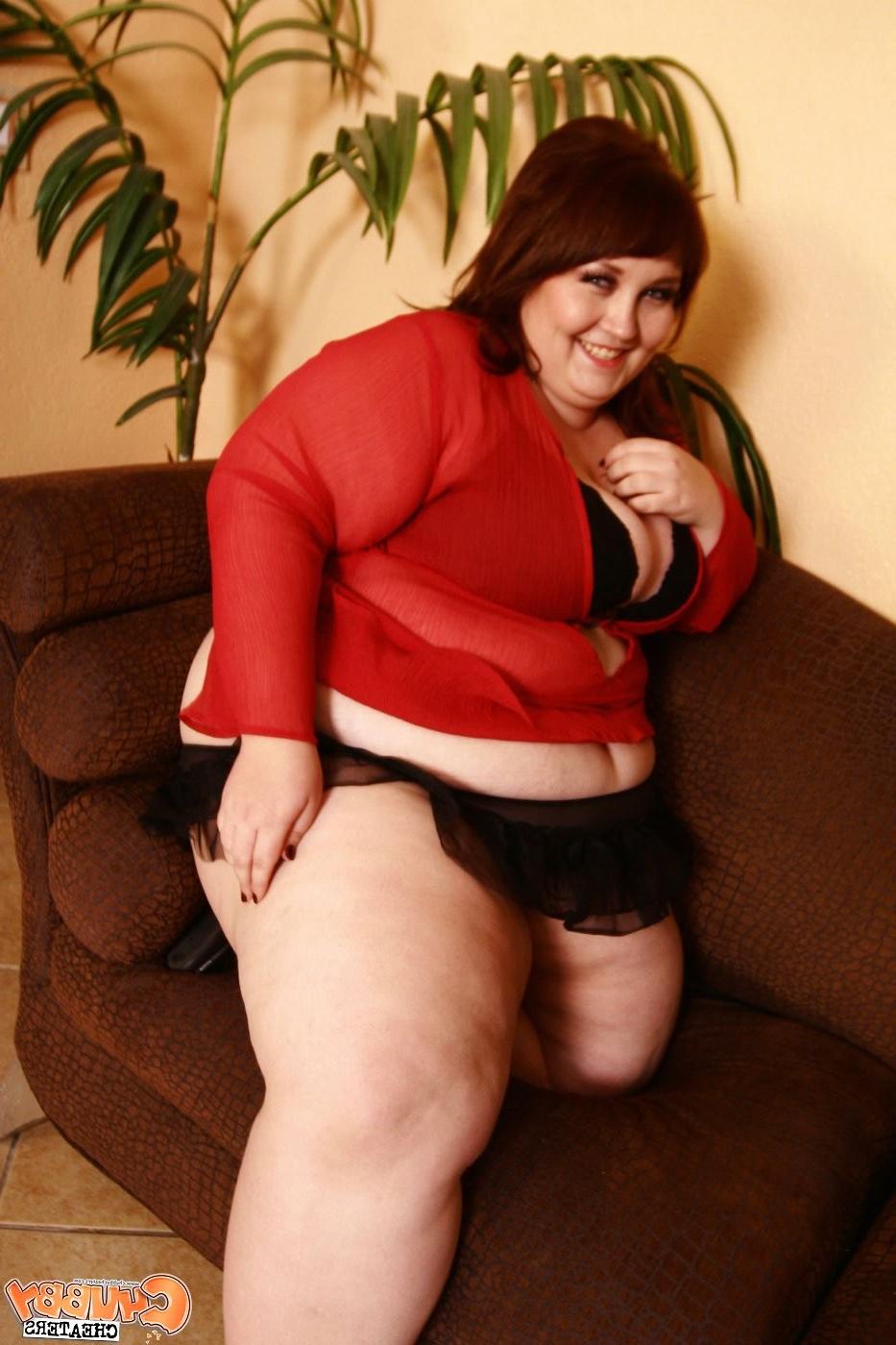 14P Chubby redhead is posing and fucking
