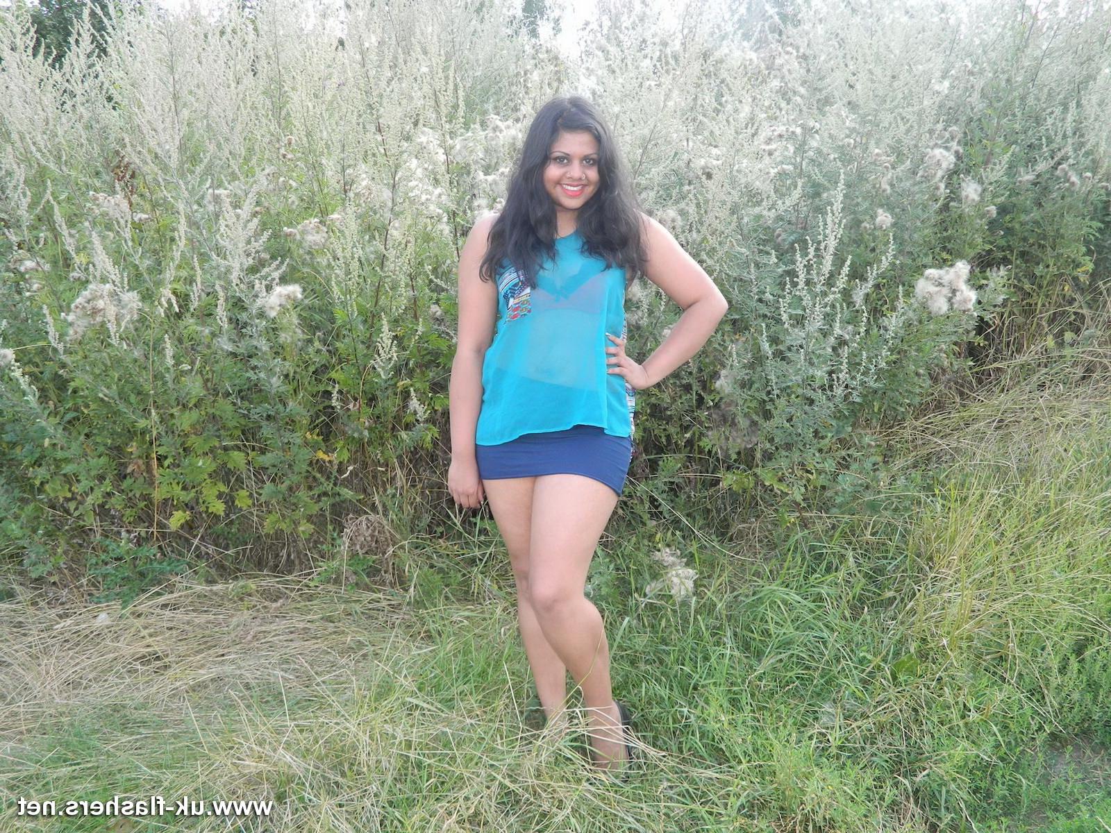 16P Amateur Indian exhibitionist plays with her pussy in public