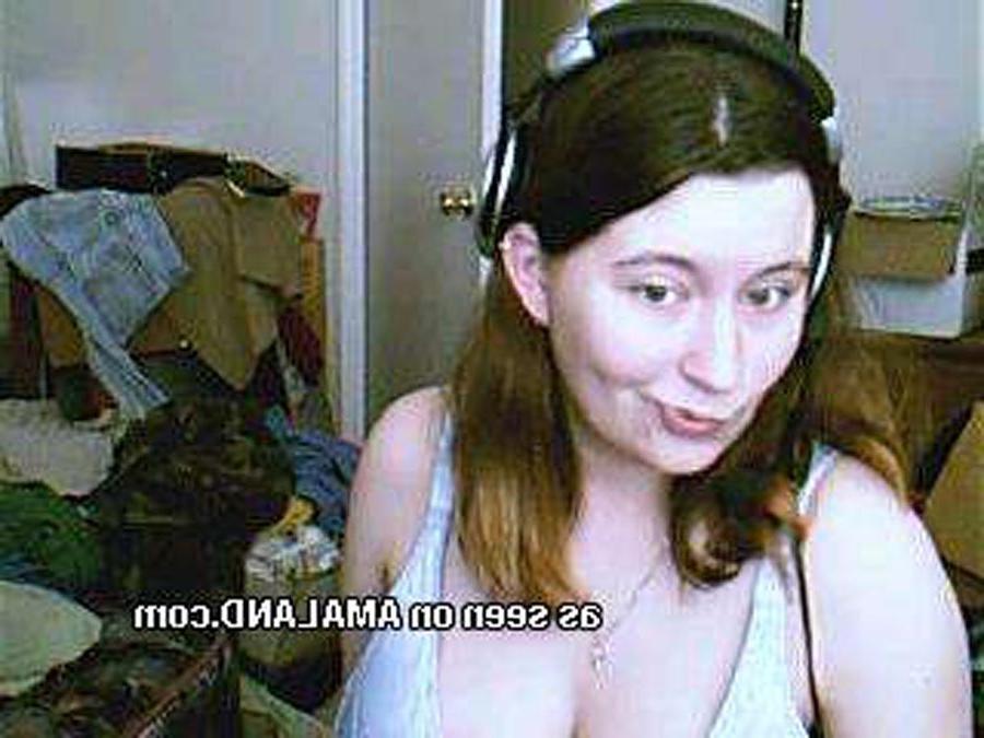 16P Busty chick showing her tits on cam