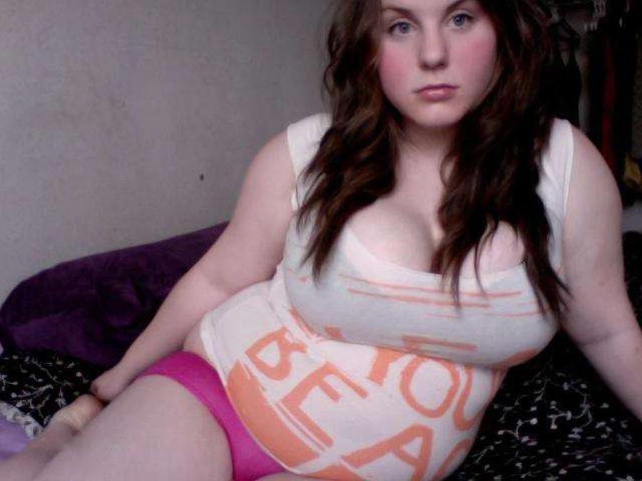 16P BBW babes shows off her juicy tits