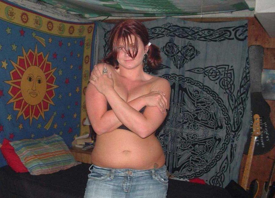 15P Photos of an amateur chunky babe wearing a mini skirt