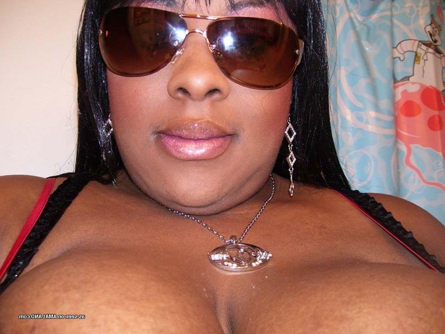 16P Collection of sizzling hot amateur BBWs' selfpics