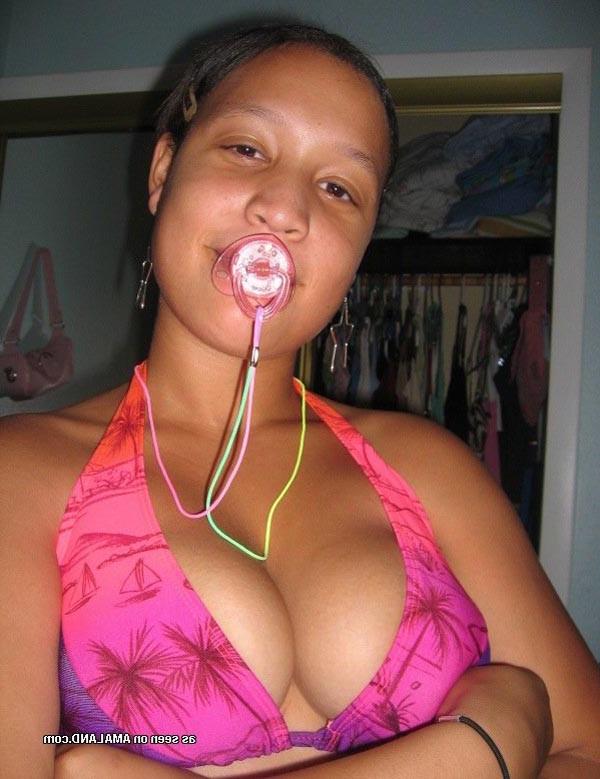 14P Hot thick ebony chicks posing slutty on cam